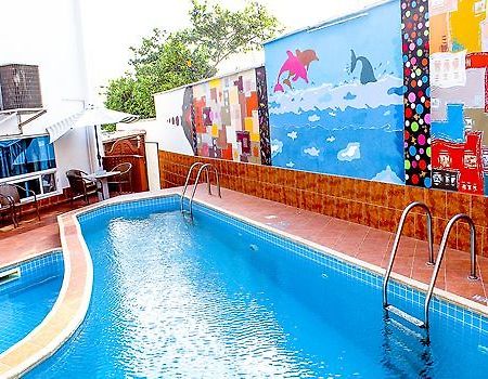 Maxlot Hotel Accra Esterno foto